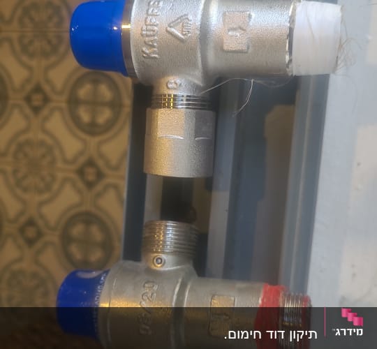 שסתומים מתכתיים עם כיסוי כחול ואדום על צינור